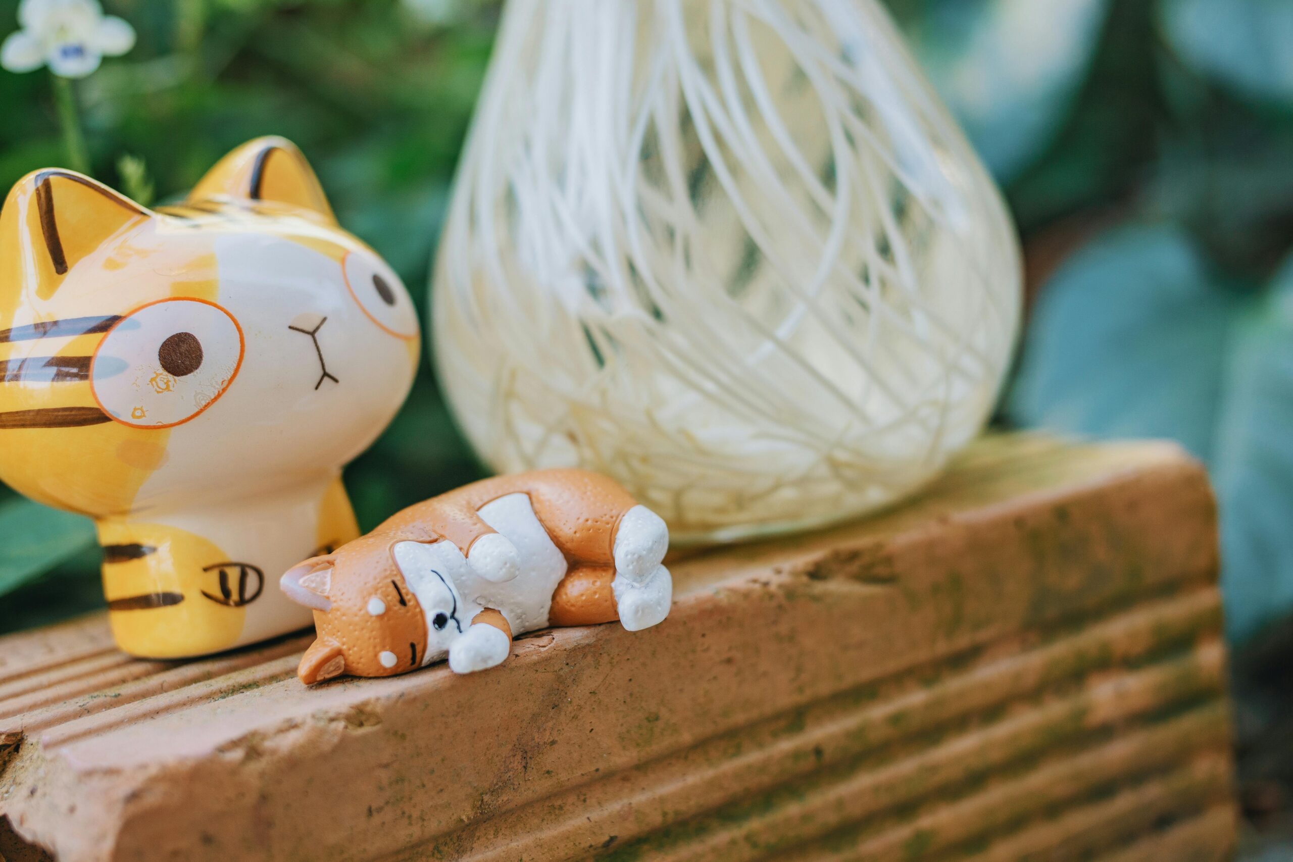 Comparison between traditional pet toys and glass toys