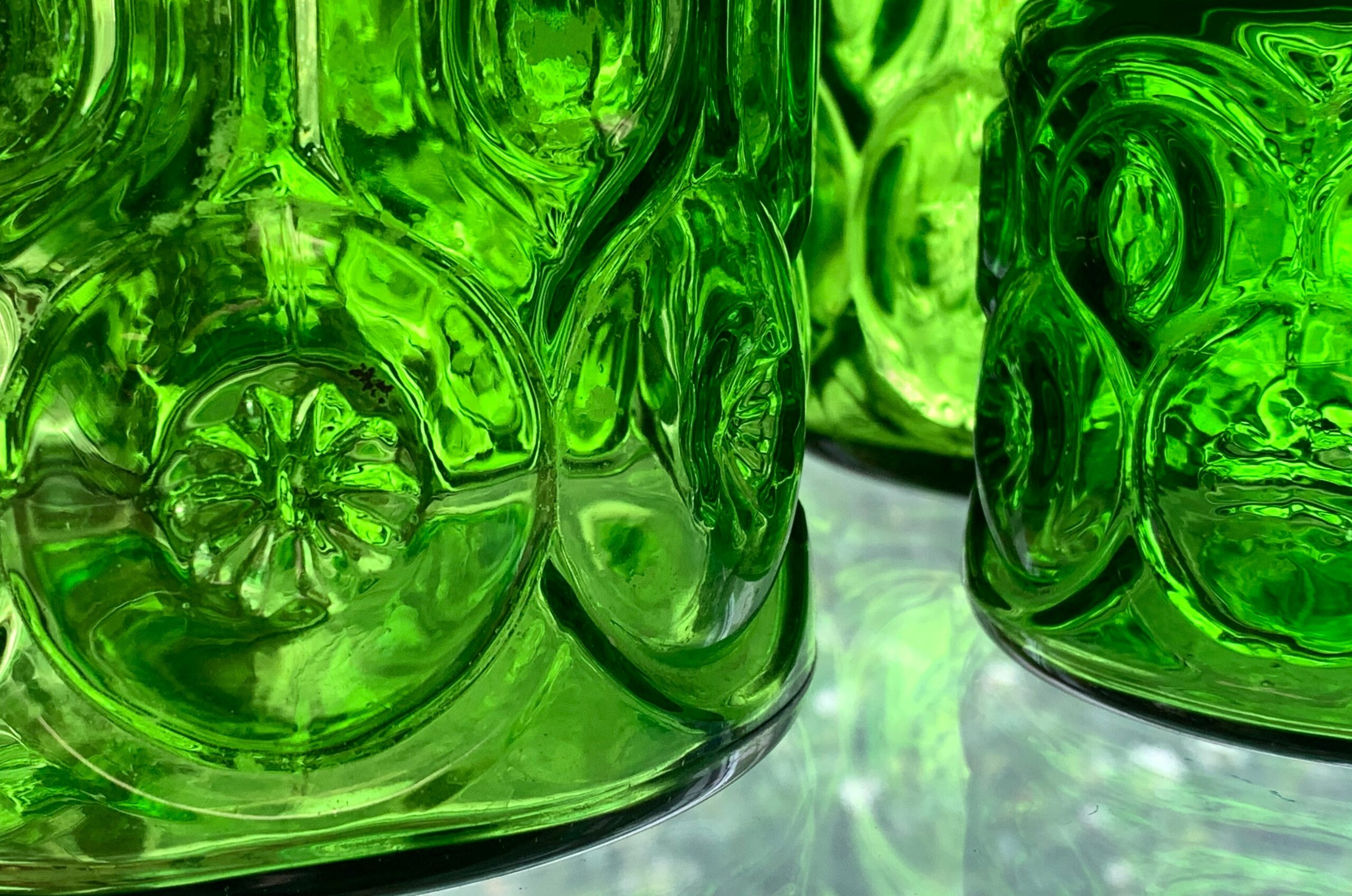 Infographic comparing borosilicate glass versus soda-lime properties