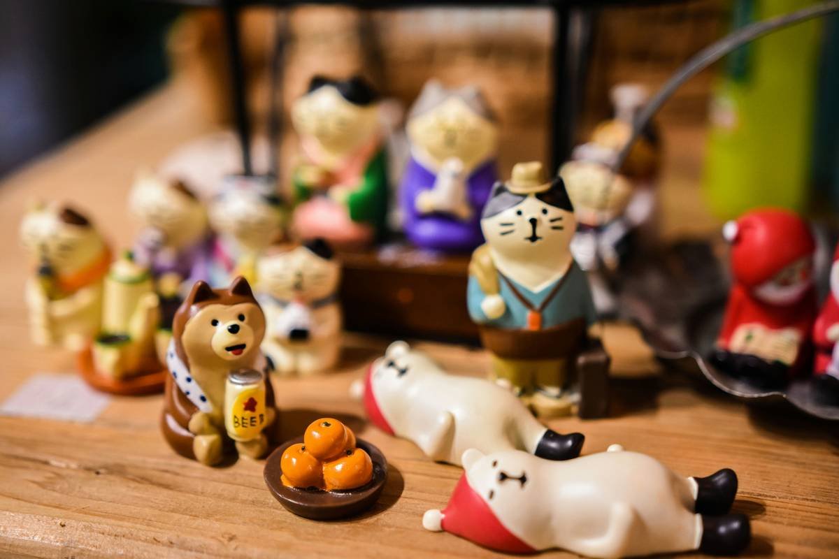 Comparison chart showing borosilicate vs. soda-lime glass properties for pet toys: thermal shock resistance, weight, surface smoothness, and safety certifications