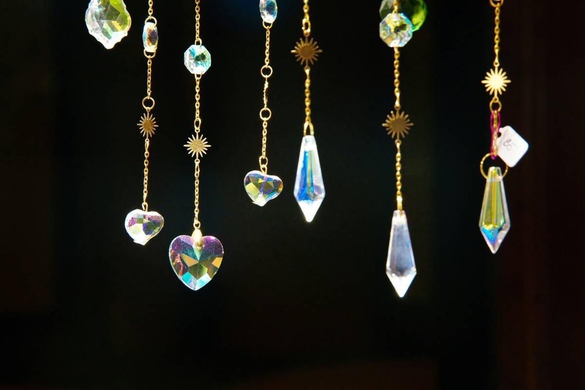 Comparison chart showing unsafe glass vs. safe acrylic/resin pet toys with labels and hazard symbols