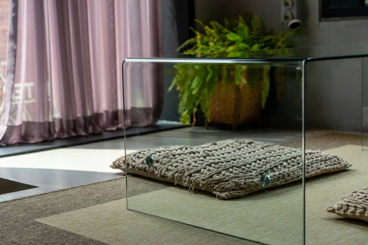 Infographic comparing borosilicate vs soda-lime glass: hardness, breakage risk, and pet safety ratings