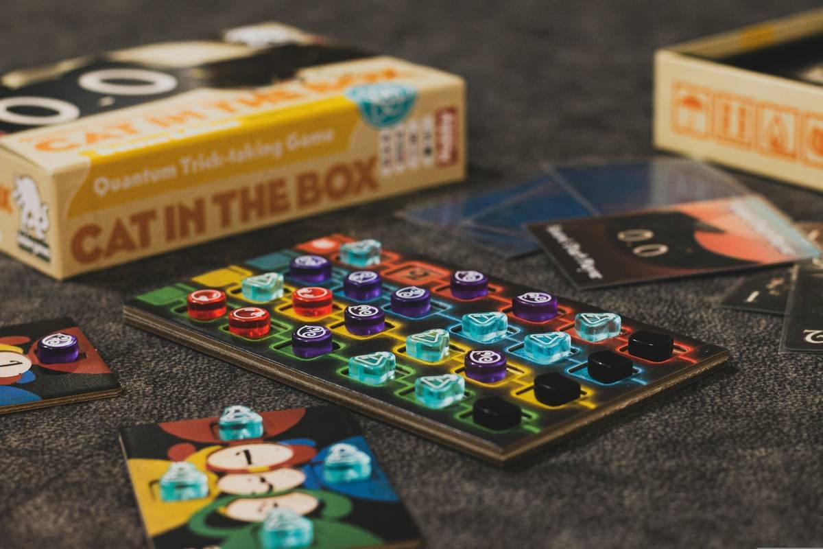 Infographic showing how cats interact with glass toys vs plastic: temperature response, sound feedback, and movement predictability