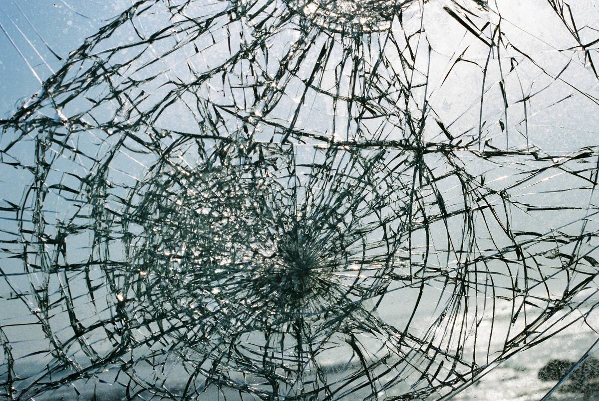 Infographic showing 4 main causes of glass pot breaks: thermal shock (42%), impact from falls (31%), manufacturing defects (18%), and improper handling (9%)