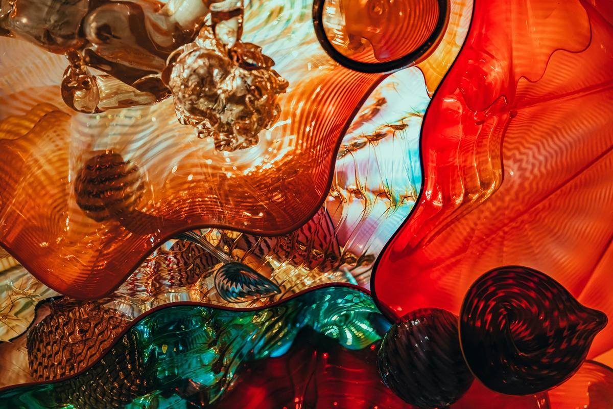 Infographic showing how light refracts through a hand-blown glass pet toy, stimulating feline visual tracking instincts
