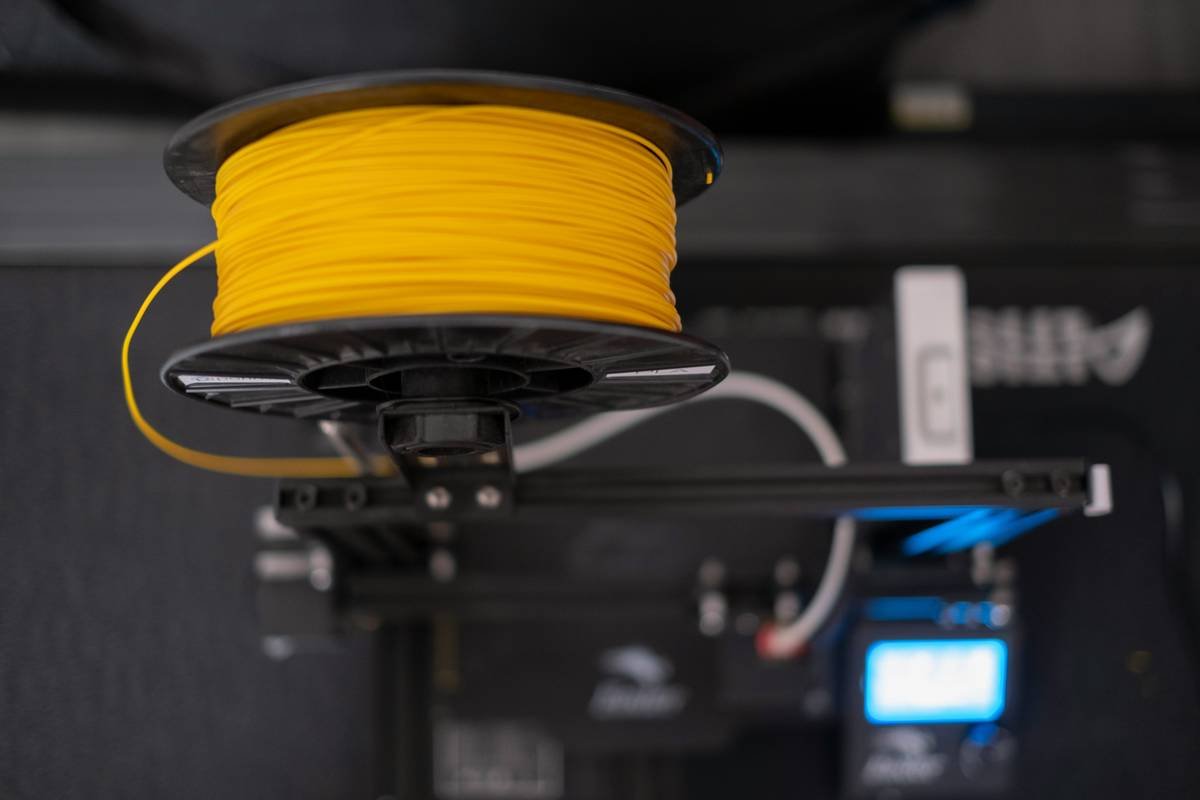 Side-by-side image: Left shows PetG print delaminating on bare glass; right shows same filament adhering perfectly on IPA-cleaned glass with correct Z-offset and 85C bed temp