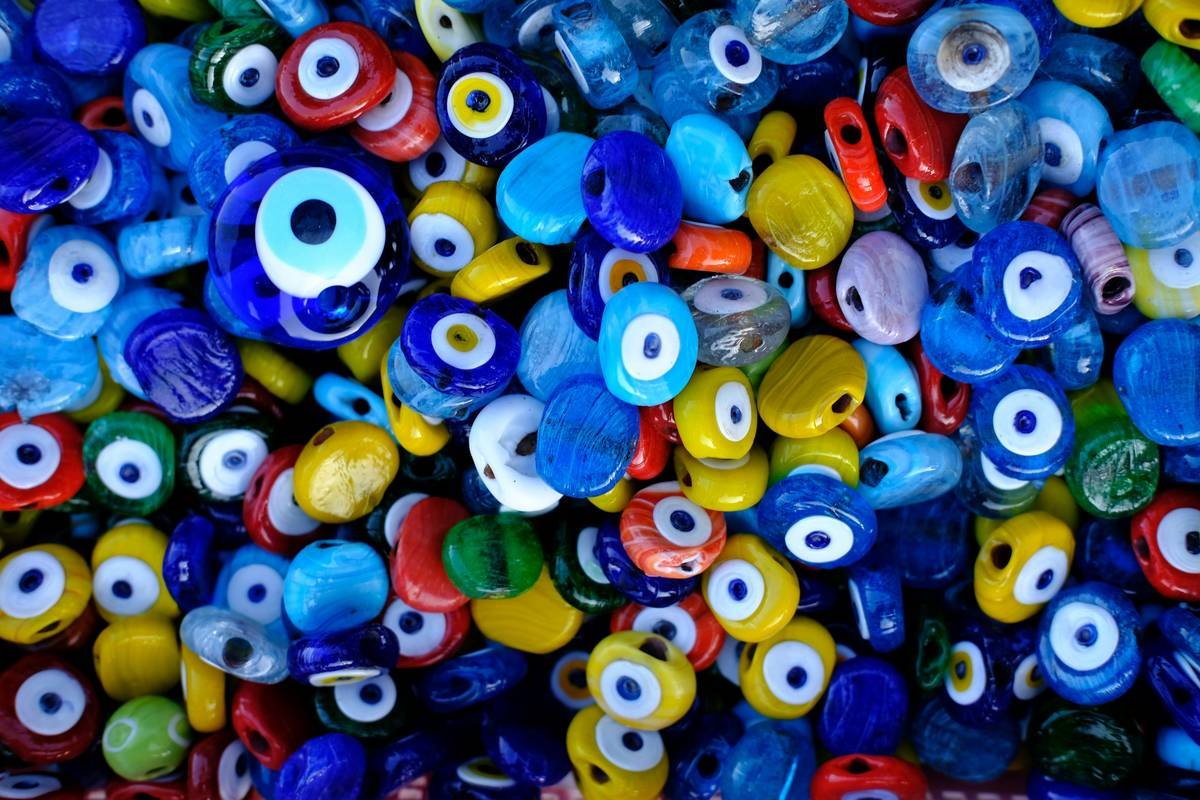 Side-by-side comparison of plastic vs. tempered glass eyes for pet toys showing durability, safety certification, and realism scores