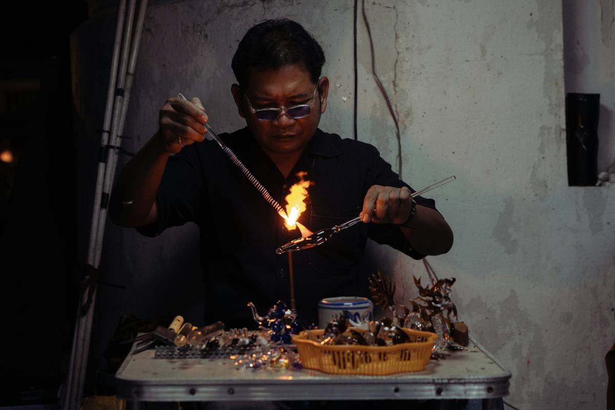 What to Look for in a Glass Toy Maker: Safety, Craftsmanship & Pet-Approved Fun